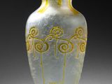 un vase jaune et blanc posé sur une table
