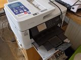 une imprimante posée sur un bureau