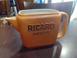 une tasse posée sur une table, sur laquelle figure un nom