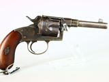 gros plan d'un revolver sur une surface blanche