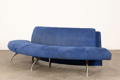 Le canapé bleu se trouve dans un coin de la pièce.