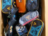 une boîte en carton remplie de différents types de bagages