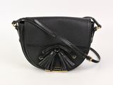un sac à bandoulière en cuir noir orné d'un pompon sur le devant