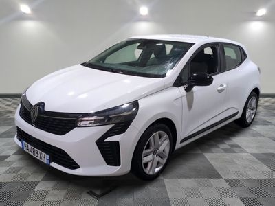 la voiture blanche est garée sur le sol à carreaux d'un garage