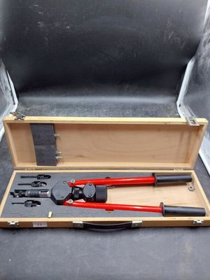 une boîte à outils posée par terre dans un coffret en bois