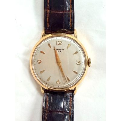 gros plan d'une montre sur une surface blanche