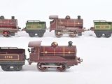 plusieurs petits trains sont alignés sur une surface blanche