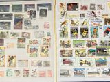 une photo d'un livre dont les pages sont ornées de timbres