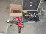 une boîte d'outils posée sur le sol à côté d'une boîte d'outils