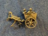 une petite figurine en bronze représentant un cheval tirant une calèche