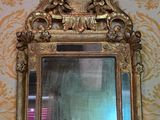 un miroir accroché au mur d'une pièce