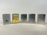 quatre briquets Zippo sont alignés sur une surface blanche