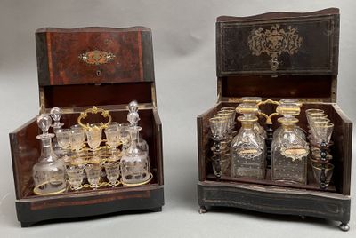 deux caisses en bois contenant des bouteilles en verre, posées sur une table