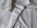 une pile de serviettes sur un lit, à côté d'une paire de ciseaux