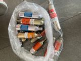 un sac de peinture et un pot de peinture à côté d'une poubelle