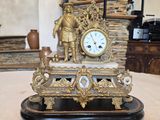une horloge posée sur une table