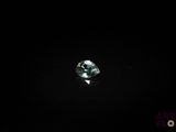 gros plan d'un diamant bleu sur une surface noire
