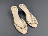 une paire de chaussures pour femme posée sur une surface grise