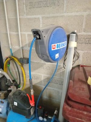 une photo d'un compresseur d'air bleu dans un garage