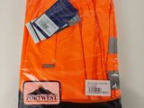 une photo d'un pantalon orange posé sur une table