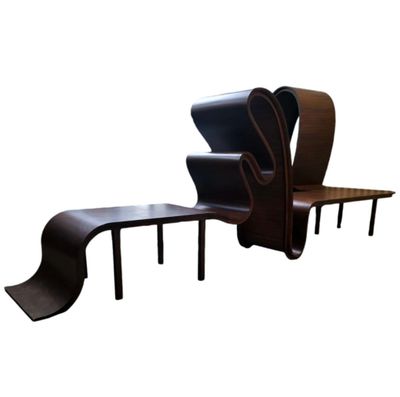 une photo d'un ensemble de trois fauteuils en cuir à dossier incurvé