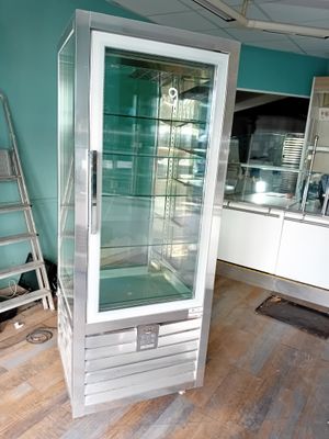 une vitrine en verre au milieu d'une pièce