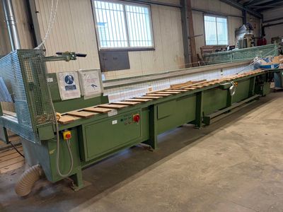 une image d'une machine qui travaille sur un morceau de bois