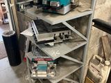 une machine qui se trouve sur une étagère dans une pièce