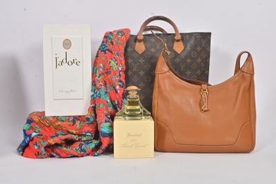 Sac « Louis Vu Vu », écharpe, parfum et écharpe sur fond blanc