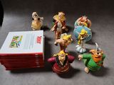 de nombreuses figurines de différents types et tailles sur la table