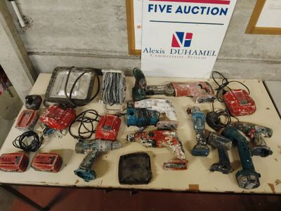 un grand nombre d'outils posés sur une table