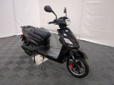 un scooter garé dans une pièce