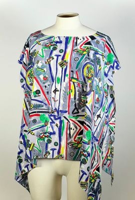 un torse de mannequin blanc vêtu d'une chemise multicolore