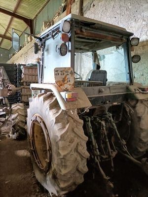 un tracteur garé à l'intérieur d'un bâtiment