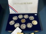 une image représentant une boîte de pièces de monnaie sur laquelle figure le portrait d'une femme
