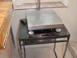 une balance posée sur une table dans une petite pièce