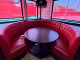 une table ronde dans un coin d'une cabine aux murs rouges