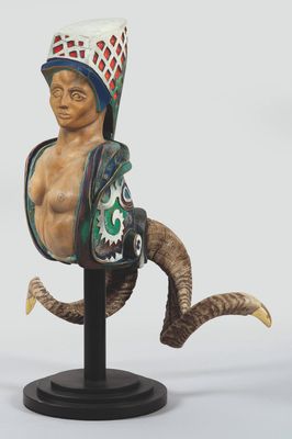 statue d'un homme avec des cornes et un chapeau, posée sur un socle