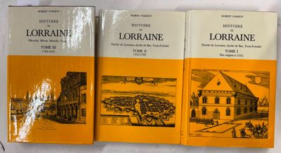 trois livres posés sur une surface blanche, avec le dessin d'un bâtiment