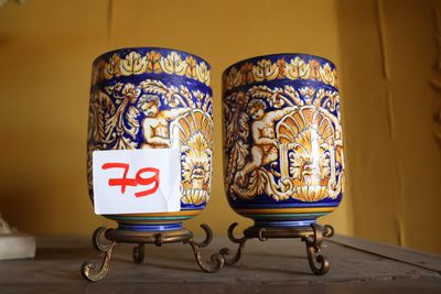deux vases posés sur une table, avec une étiquette de prix dessus