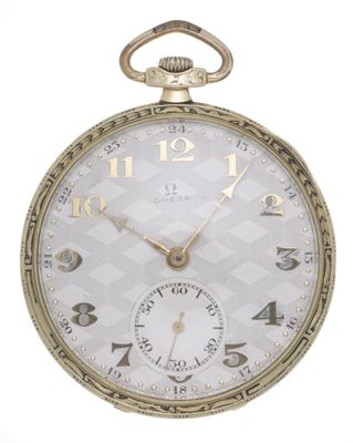 une montre de poche en or avec des chiffres romains sur le cadran