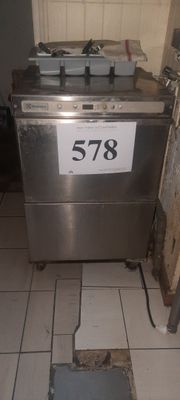 une image d'une cuisine avec une cuisinière et un lave-vaisselle