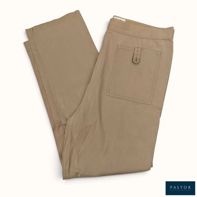 Les pantalons kaki pour homme sont de couleur beige clair et marron.