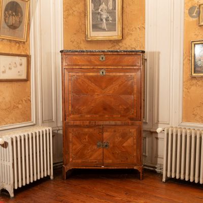 une photo d'un coin de pièce avec une armoire et un radiateur