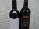 deux bouteilles de vin posées sur une table l'une à côté de l'autre