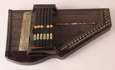 un instrument de musique posé sur une surface blanche