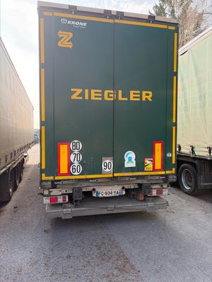 deux camions garés sur le bord de la route