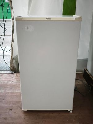 l'image d'un réfrigérateur blanc dans une pièce