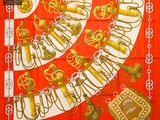 un gros plan d'une écharpe rouge et blanche ornée de motifs dorés