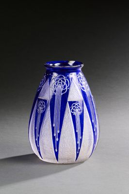 un vase bleu et blanc posé sur une table